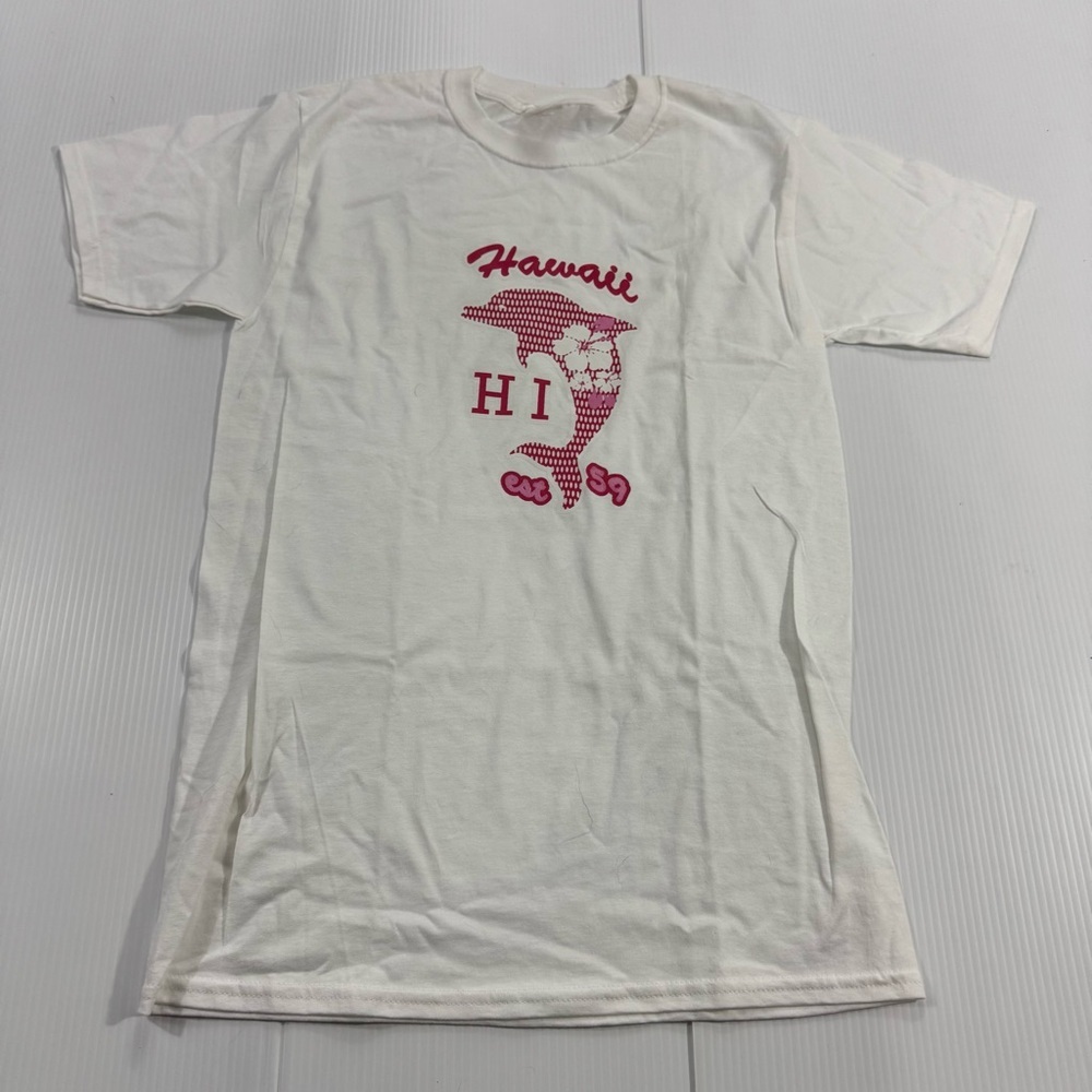 34. NWT Hanes White Hawaii Graphic Tee - Short Sleeve (S)